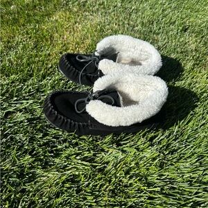 Women’s Minnetonka slippers size 8